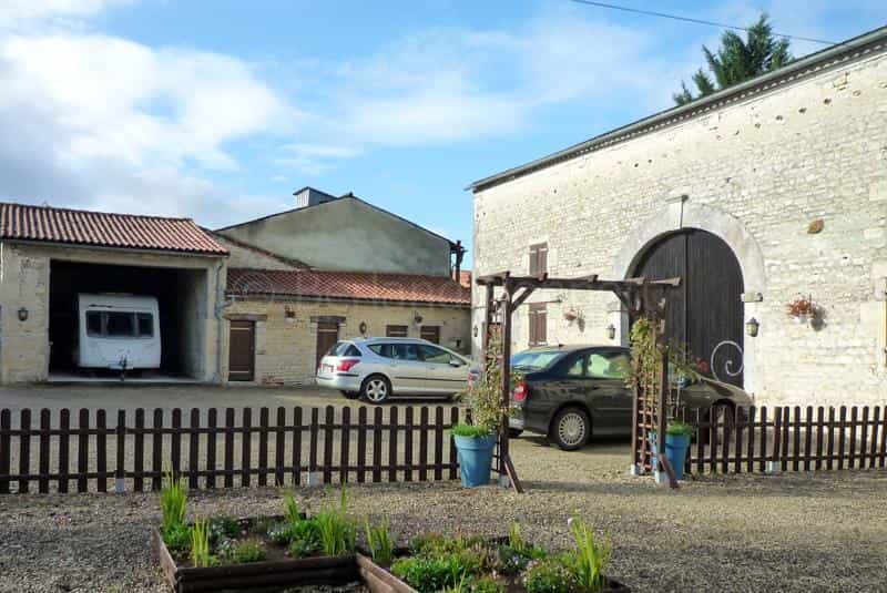 Hus i Villefagnan, Nouvelle-Aquitaine 11179527
