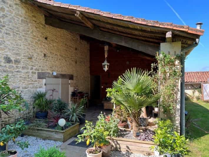 House in Champagne-Mouton, Nouvelle-Aquitaine 11179602