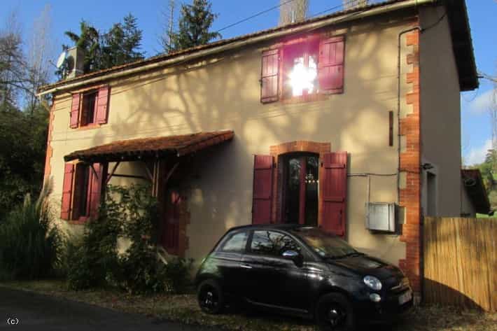 房子 在 Nanteuil-en-Vallée, Nouvelle-Aquitaine 11179688