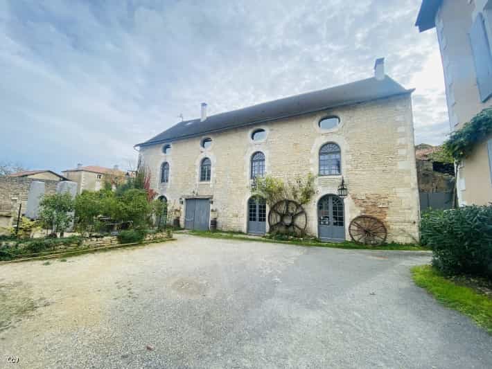 Casa nel Verteuil-sur-Charente, Nuova Aquitania 11179765