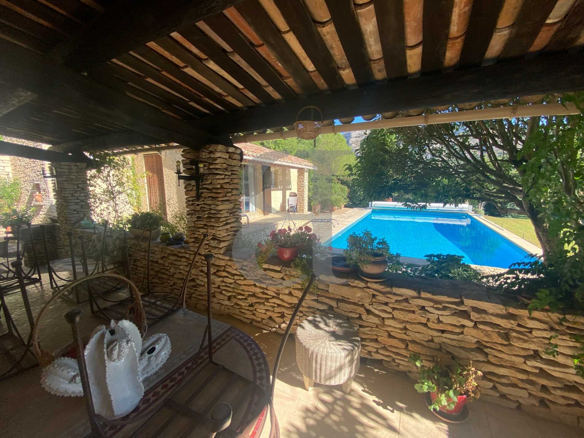 House in L'Isle-sur-la-Sorgue, Provence-Alpes-Cote d'Azur 11180449