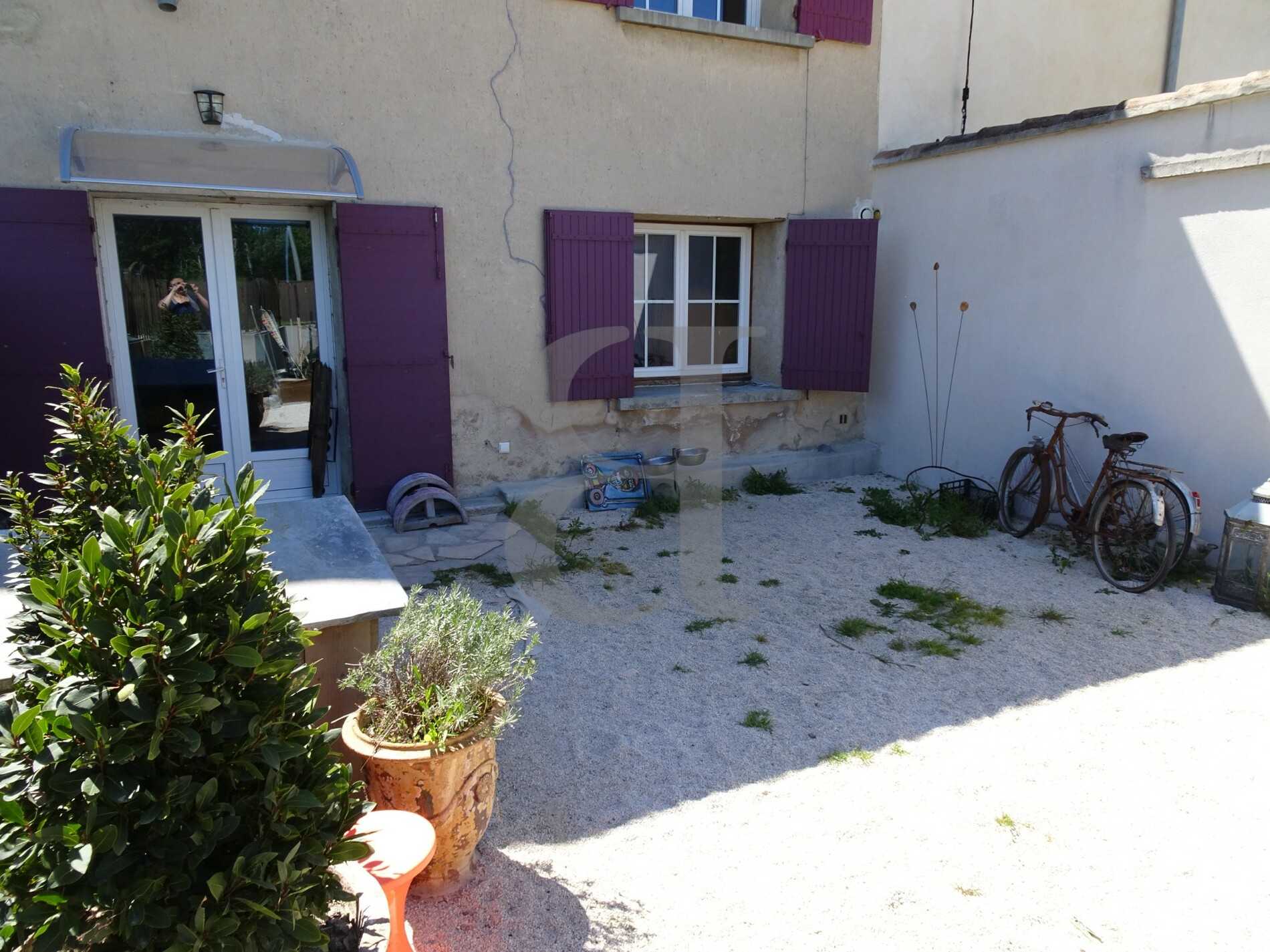 House in Althen-des-Paluds, Provence-Alpes-Côte d'Azur 11180454