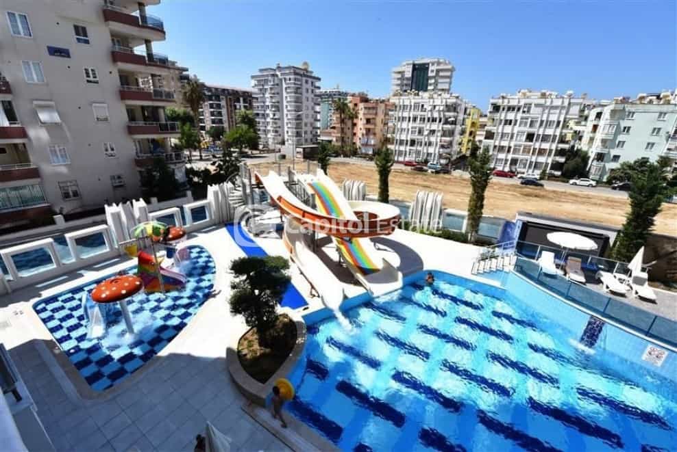 Condominio en Mahmutlar, Antalya 11181236