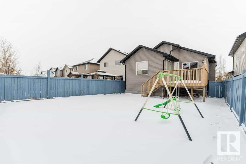 بيت في Edmonton, Alberta 11181756