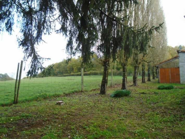 σπίτι σε Nanteuil-en-Vallée, Nouvelle-Aquitaine 11182054
