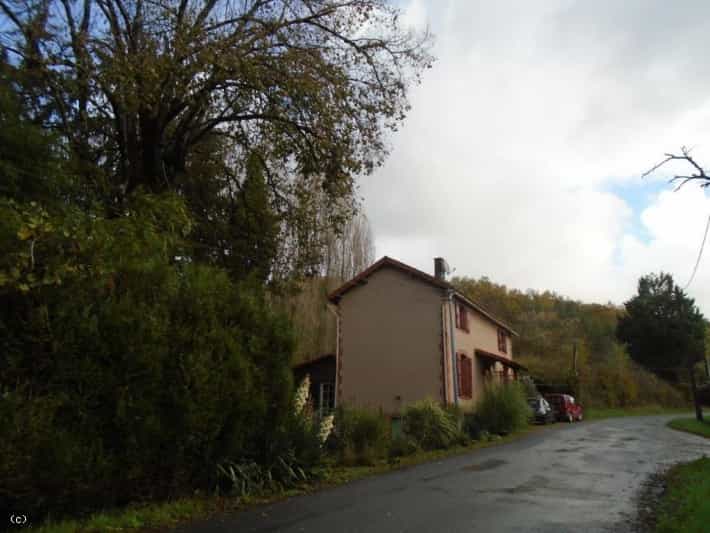 Talo sisään Nanteuil-en-Vallée, Nouvelle-Aquitaine 11182054
