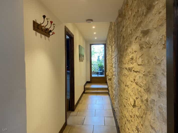 House in Champagne-Mouton, Nouvelle-Aquitaine 11182058