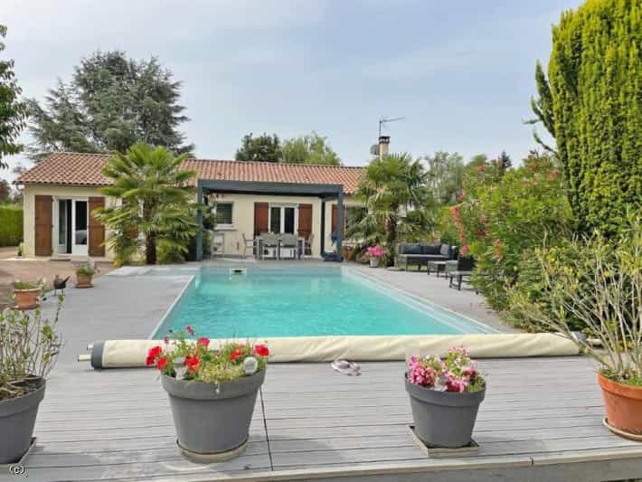 Casa nel Verteuil-sur-Charente, Nuova Aquitania 11183495