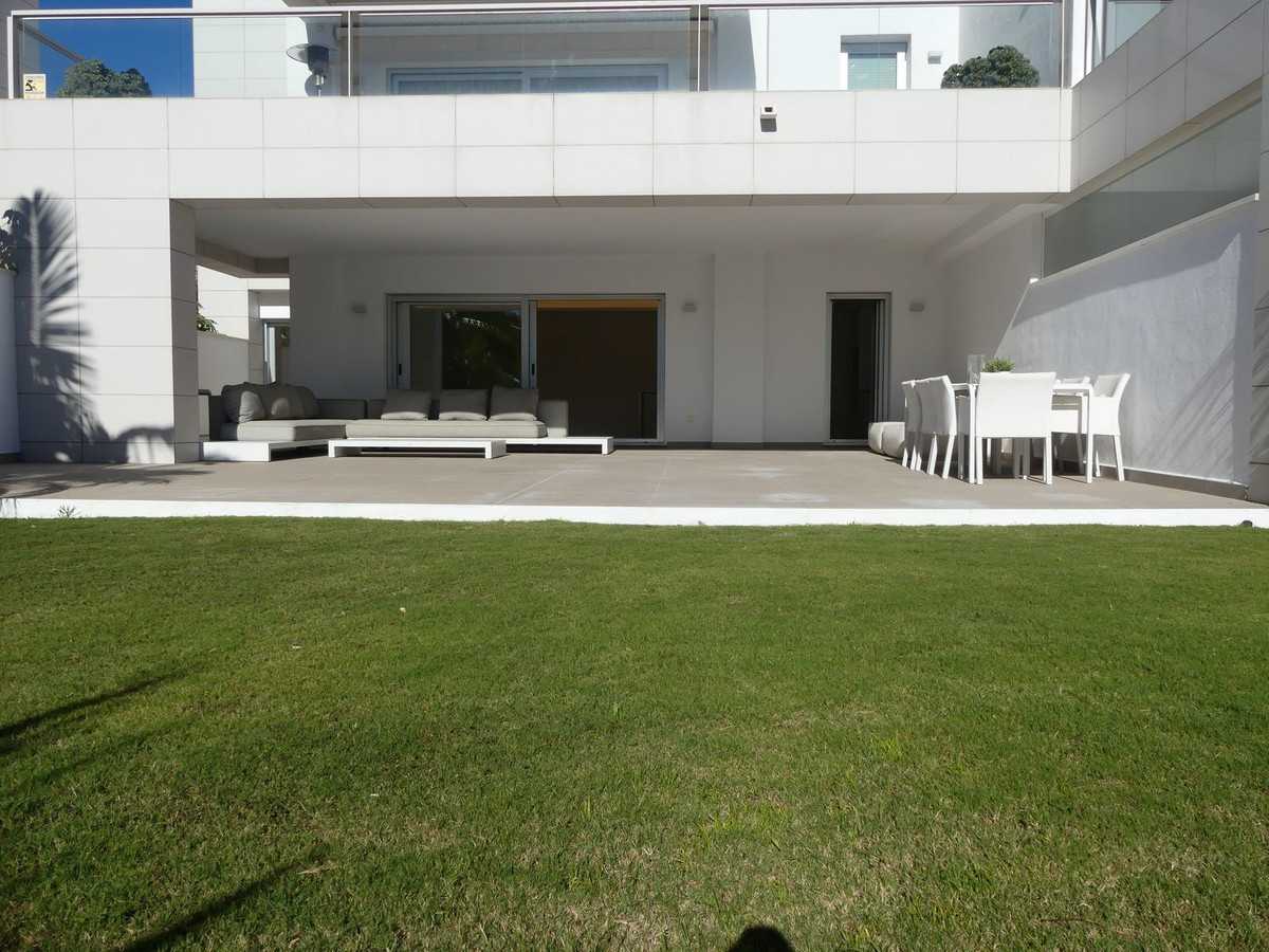 Condominium in San Pedro de Alcantara, Andalusia 11184120