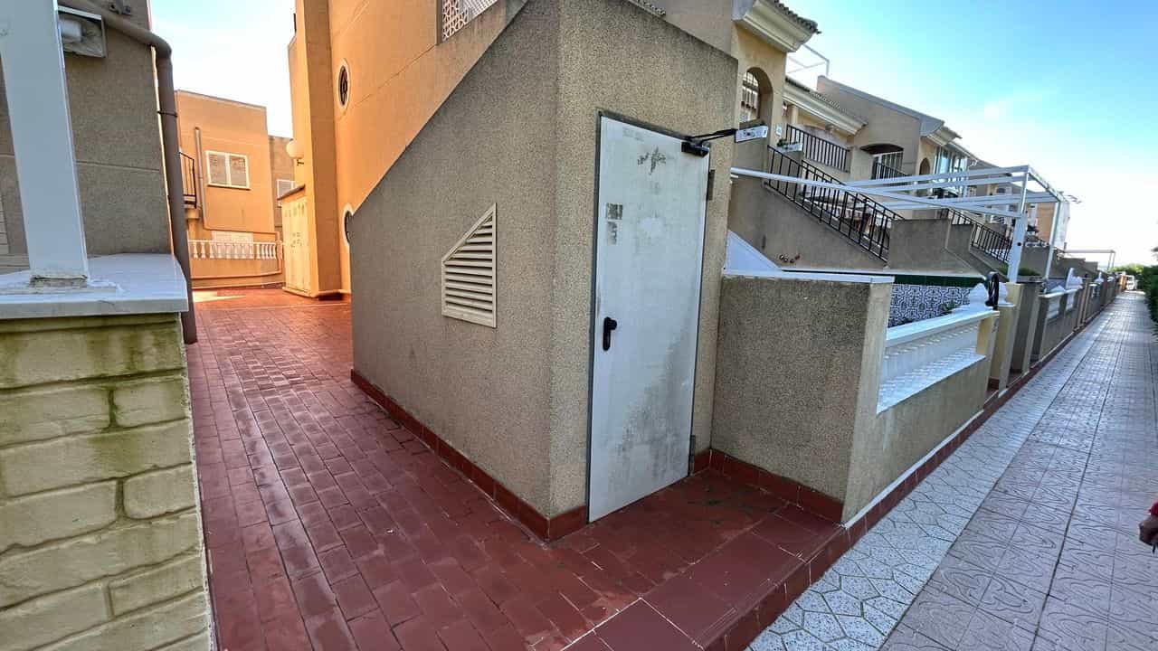 Condominium in Torrevieja, Valencian Community 11186739