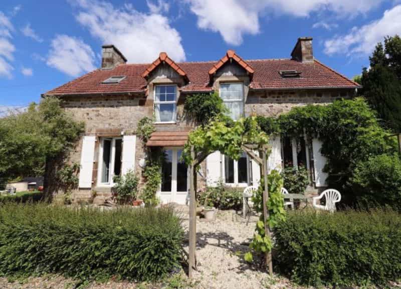 жилой дом в Mortain, Normandie 11187817