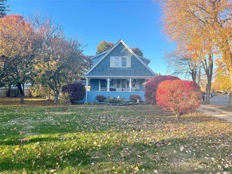 House in East Northport, New York 11188087