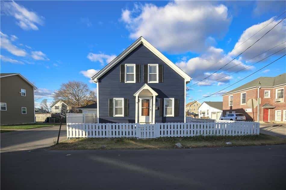 House in Bay Spring, Rhode Island 11188292