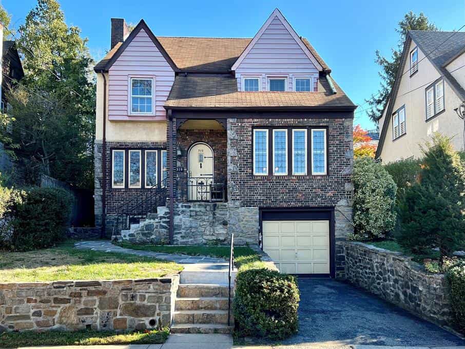 House in Yonkers, New York 11188668