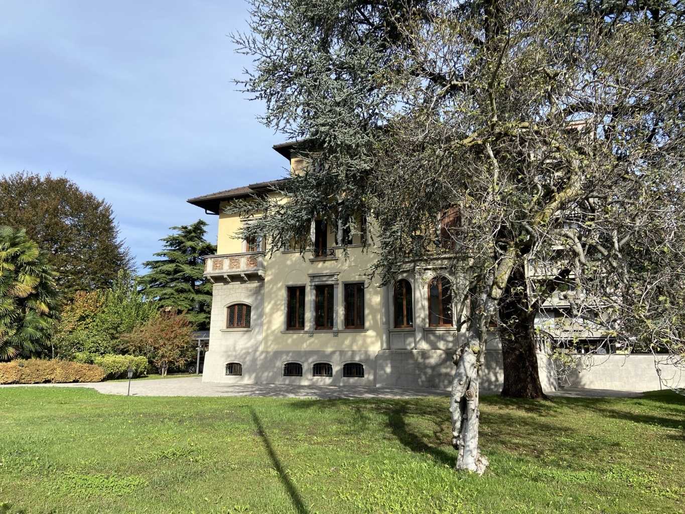 Rumah di Chiasso, Ticino 11192383