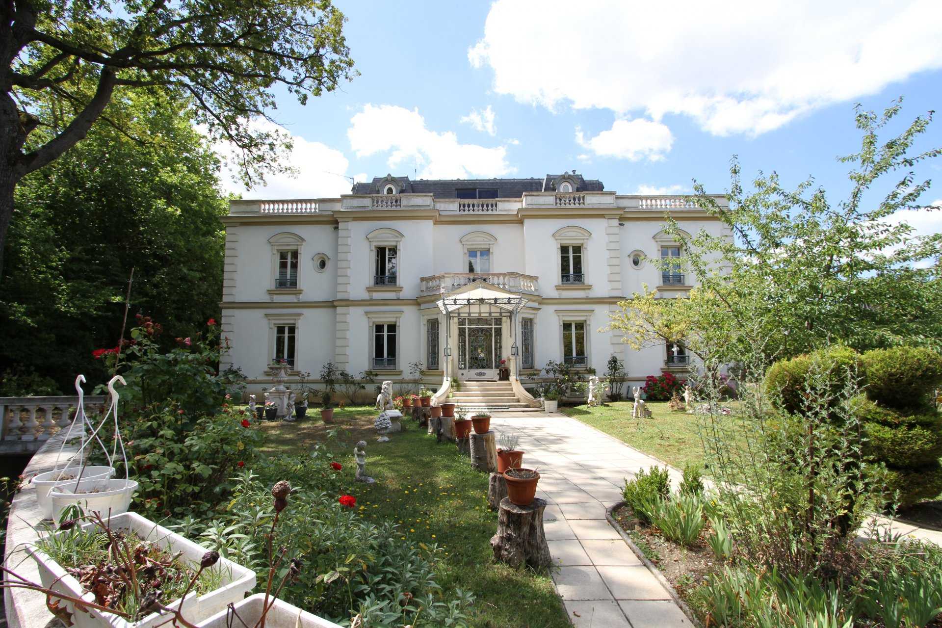 House in Le Pecq, Ile-de-France 11192842