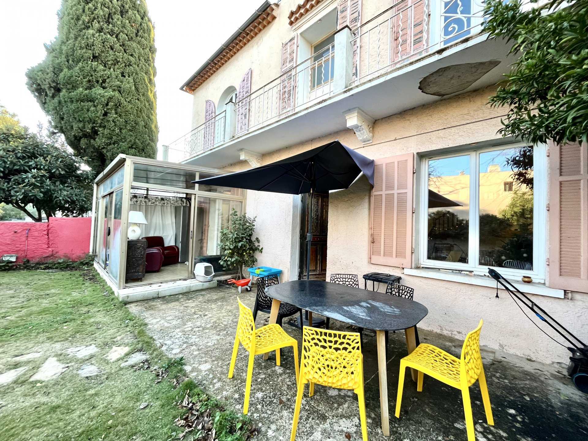 Huis in Ollioules, Provence-Alpes-Côte d'Azur 11194328