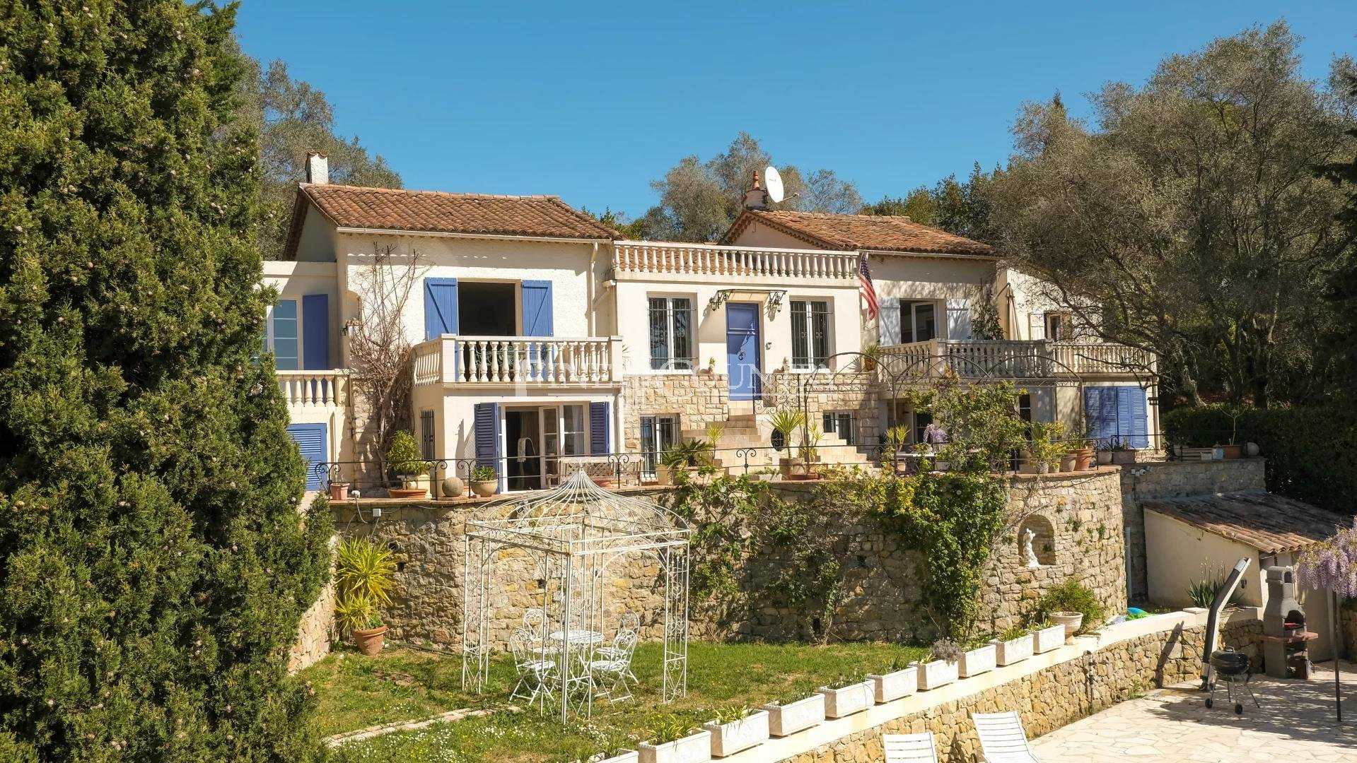 rumah dalam Le Four-a-Chaux, Provence-Alpes-Côte d'Azur 11196900