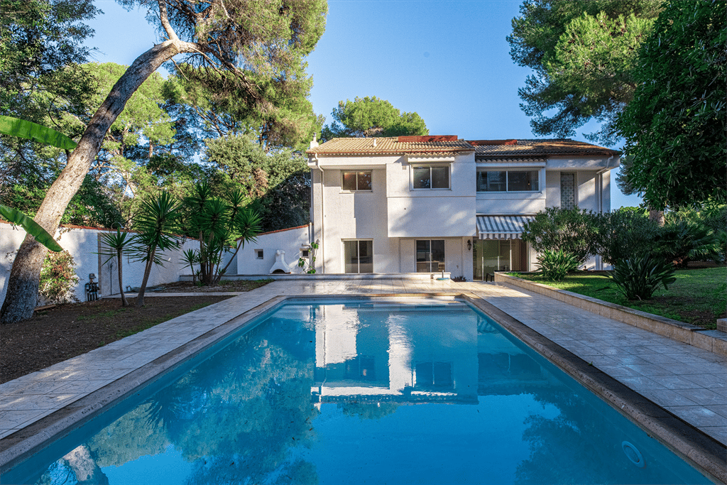 House in Roquebrune, Provence-Alpes-Cote d'Azur 11197061