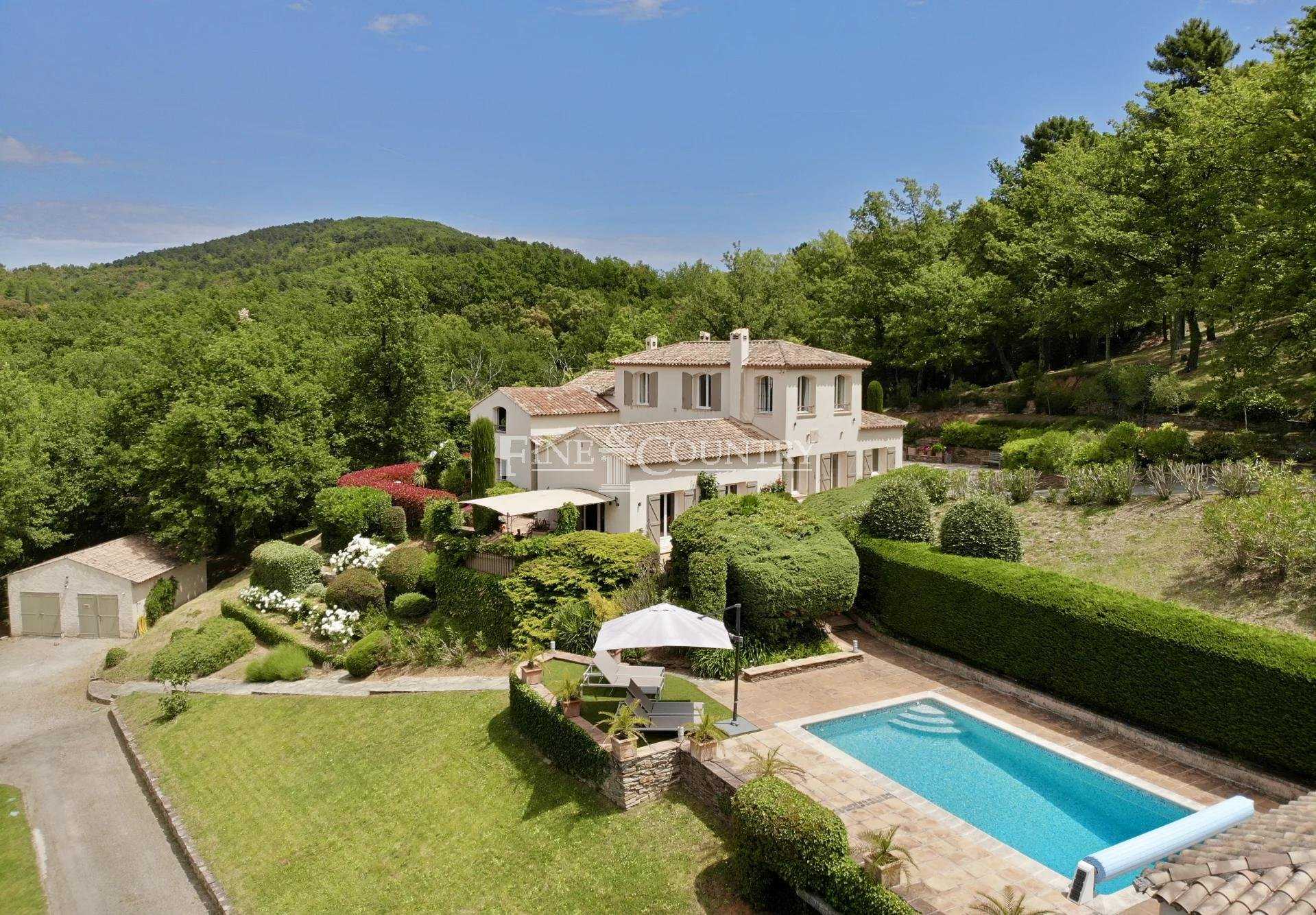 Hus i La Garde-Freinet, Provence-Alpes-Cote d'Azur 11197119