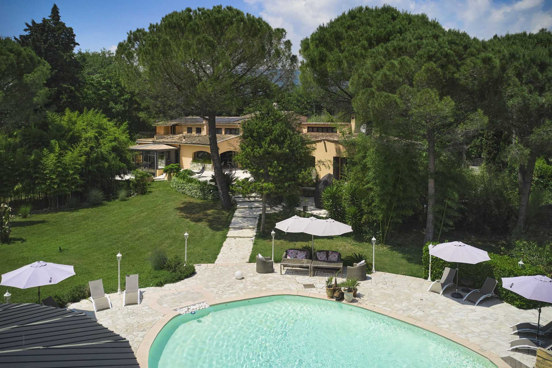 Talo sisään Valbonne, Provence-Alpes-Cote d'Azur 11197150