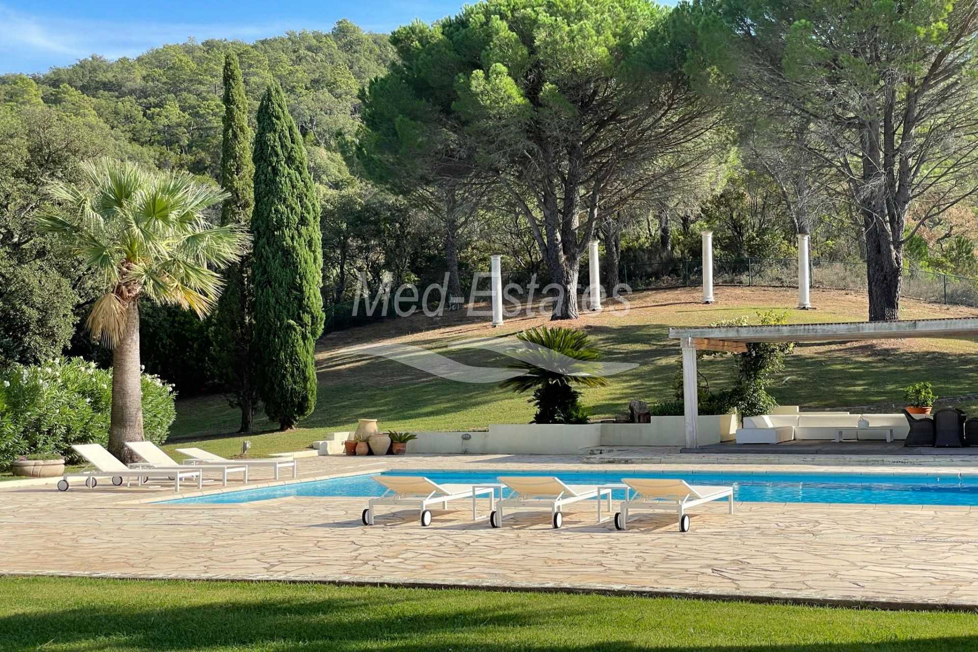 House in La Mole, Provence-Alpes-Cote d'Azur 11197330