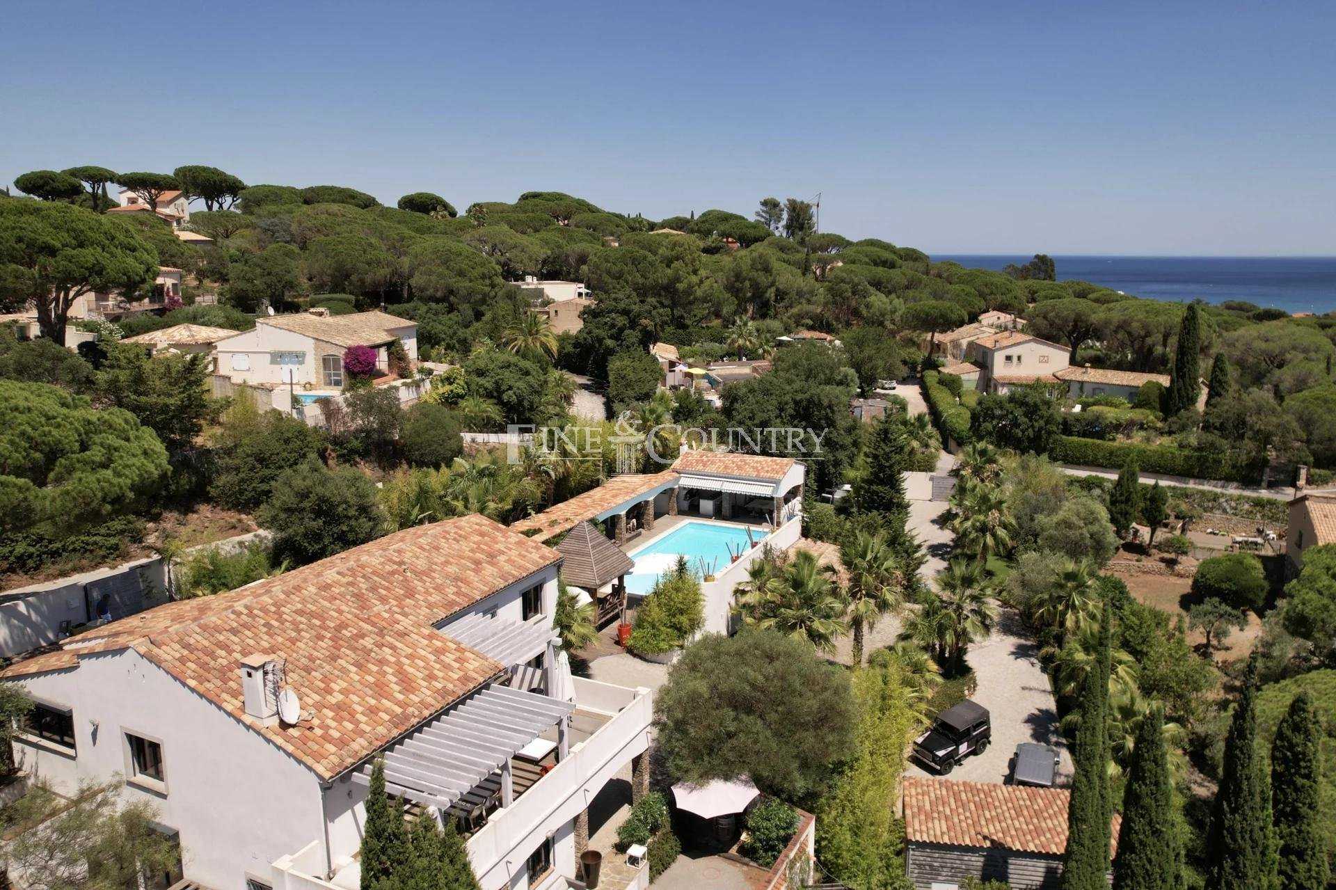 Rumah di Sainte-Maxime, Provence-Alpes-Cote d'Azur 11197355