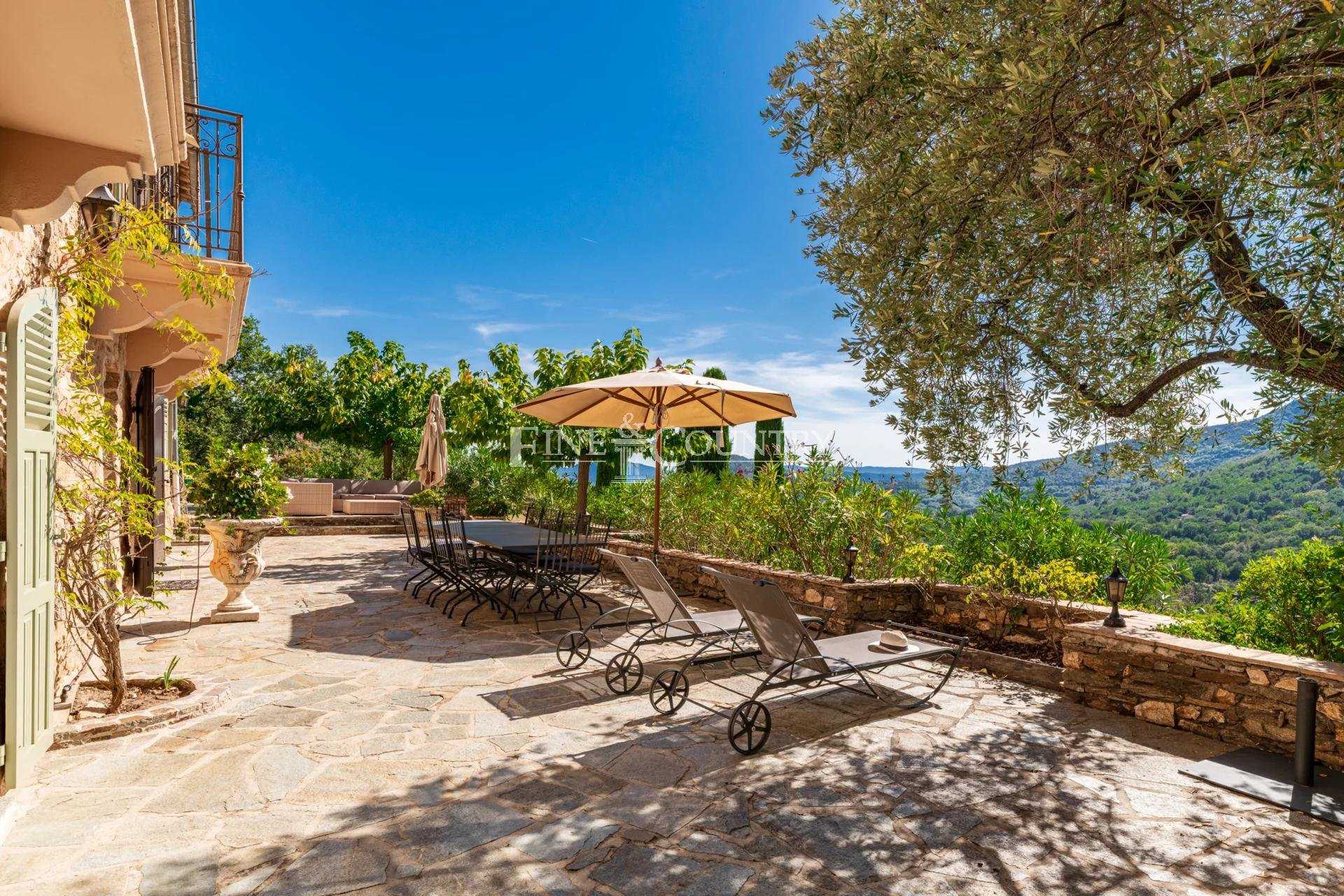 بيت في La Garde-Freinet, Provence-Alpes-Cote d'Azur 11197522