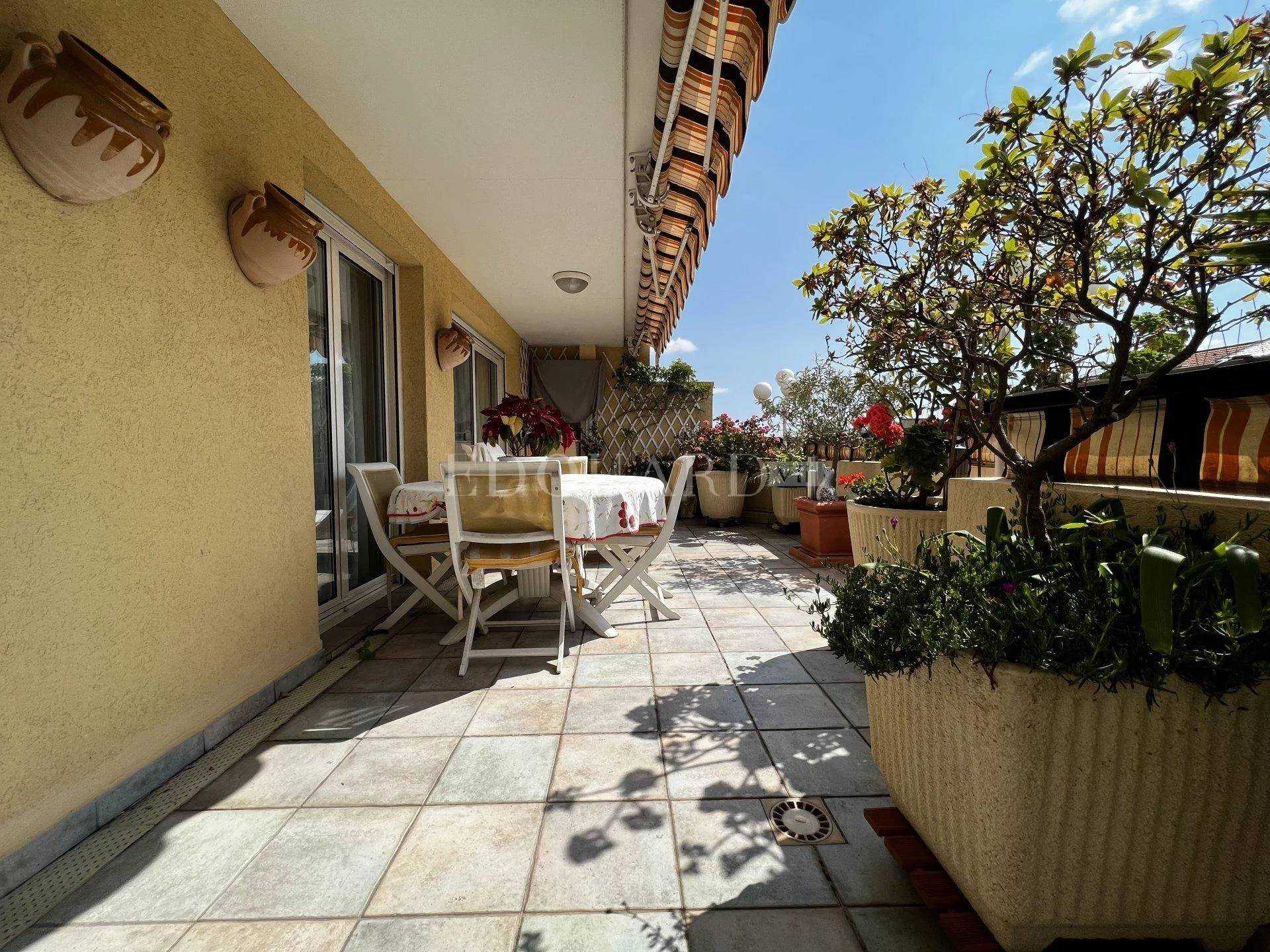 Condominium in Menton, Provence-Alpes-Cote d'Azur 11201342