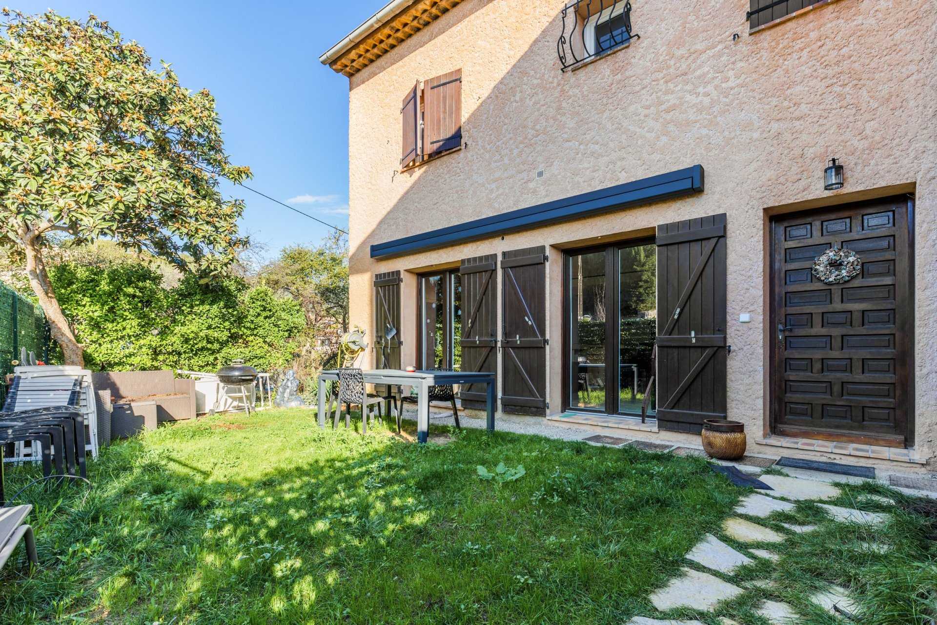 Condominium in Vence, Provence-Alpes-Cote d'Azur 11209689