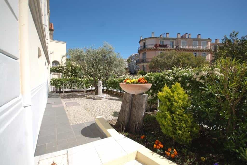 Condominium in Le Suquet, Provence-Alpes-Côte d'Azur 11213279
