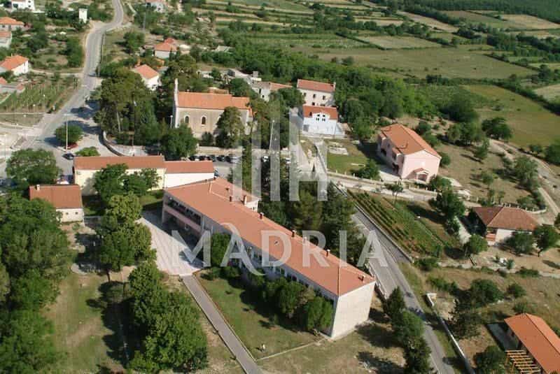 土地 在 Policnik, Zadarska Zupanija 11214760