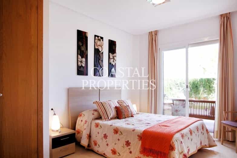 Condominium in Cales de Mallorca, Illes Balears 11226801