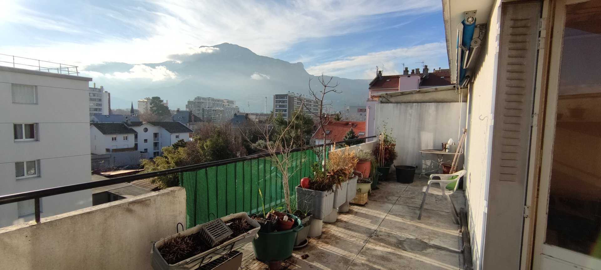 Condominium in Grenoble, Auvergne-Rhone-Alpes 11248403