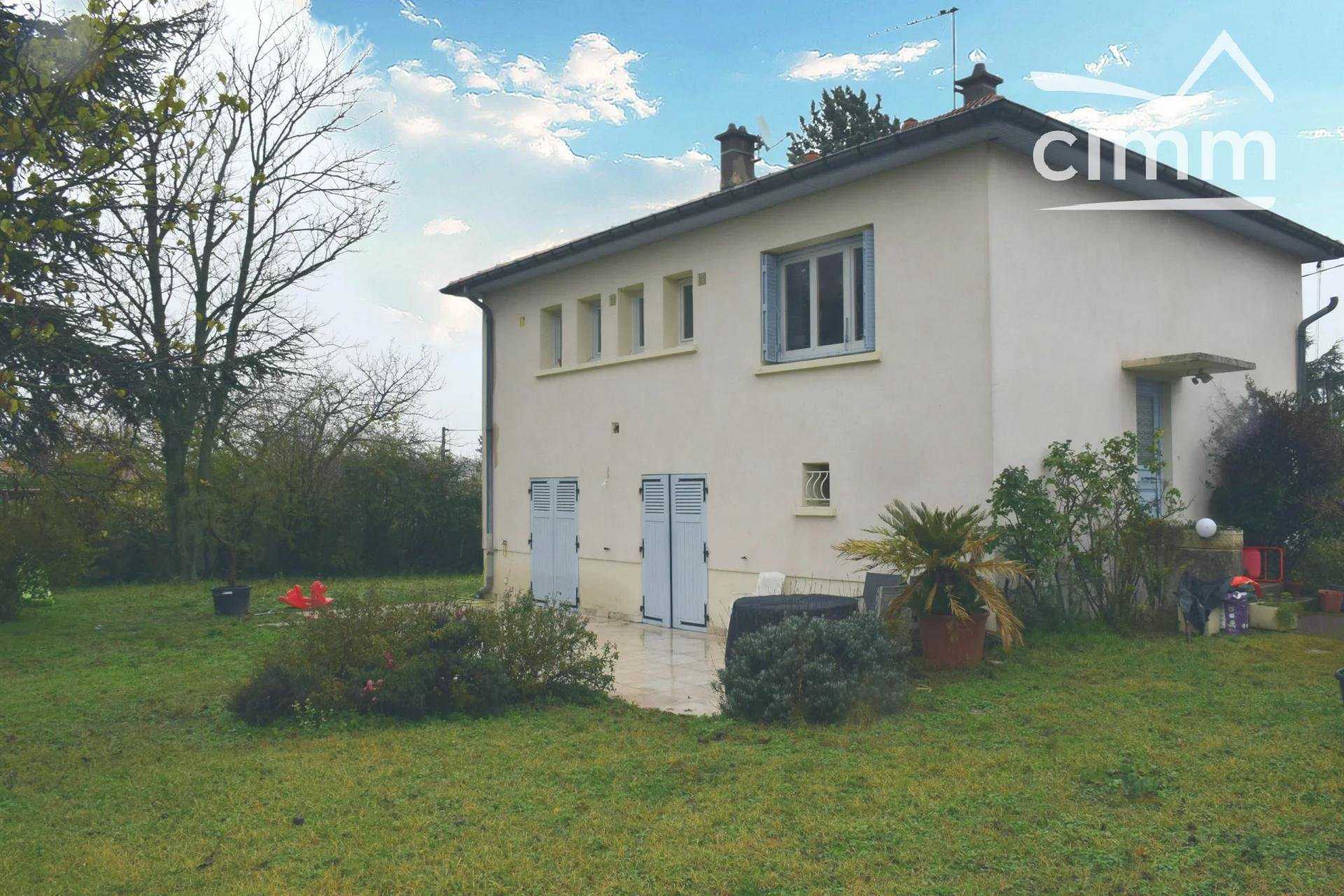 House in Decines-Charpieu, Auvergne-Rhone-Alpes 11274329