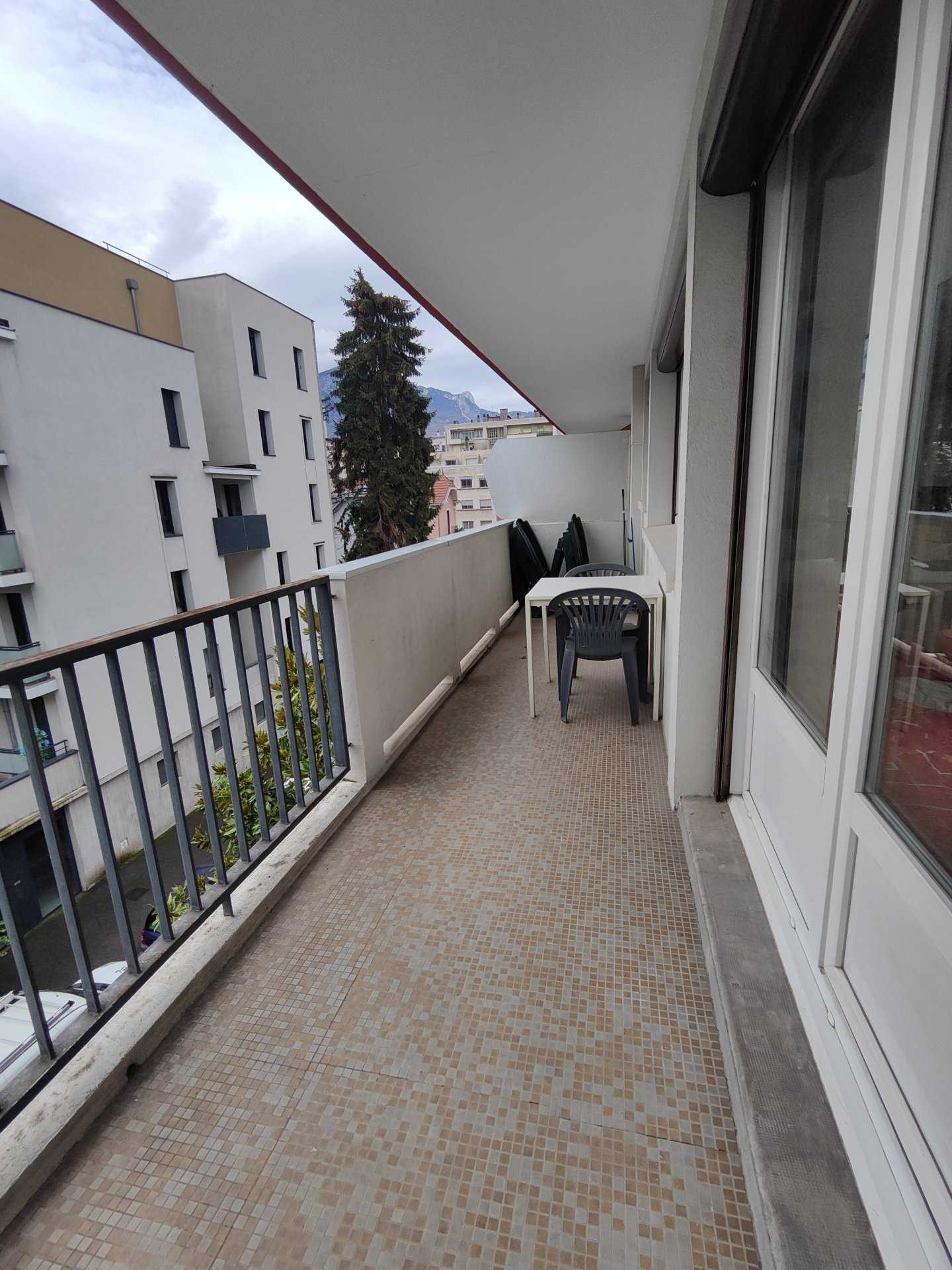 Condominium in Grenoble, Auvergne-Rhône-Alpes 11287724