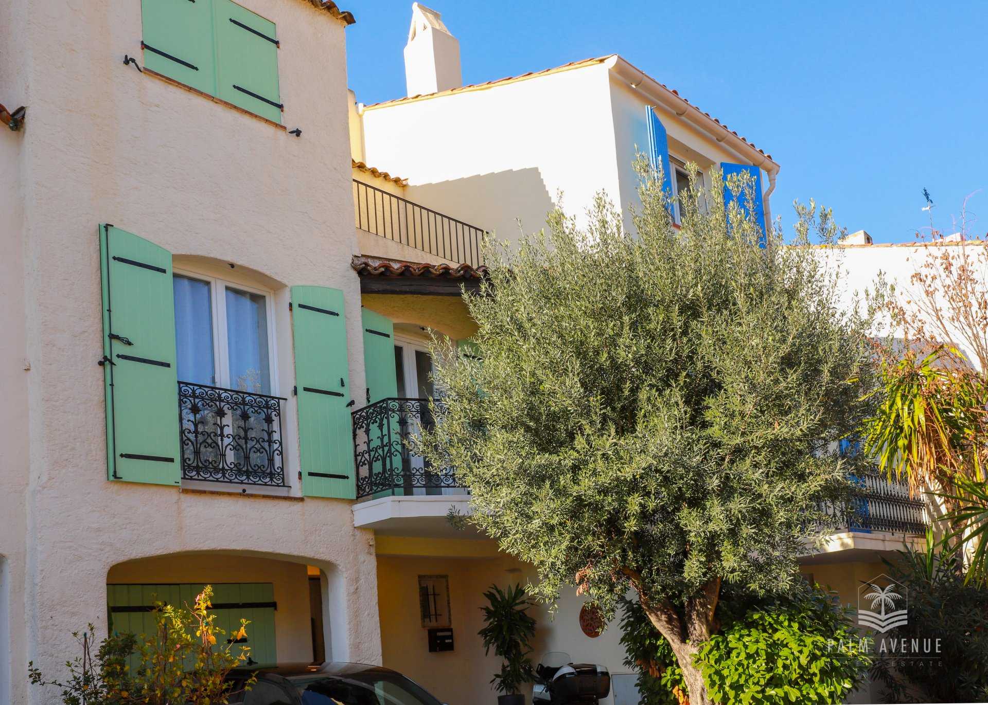 Mehrere Häuser im Le Four-a-Chaux, Provence-Alpes-Côte d'Azur 11288935