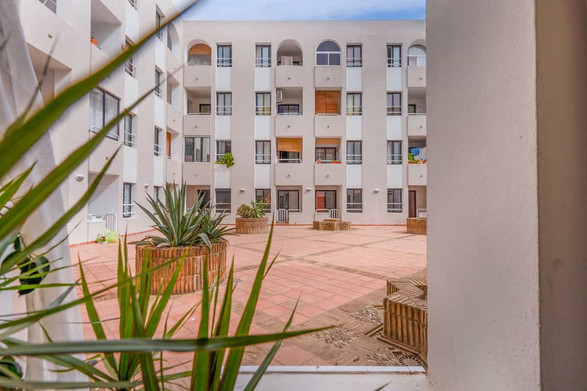 Condominium in Guadiaro, Andalusia 11292180