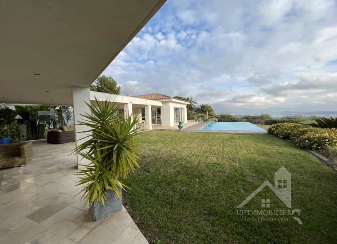 House in Ollioules, Provence-Alpes-Cote d'Azur 11296747