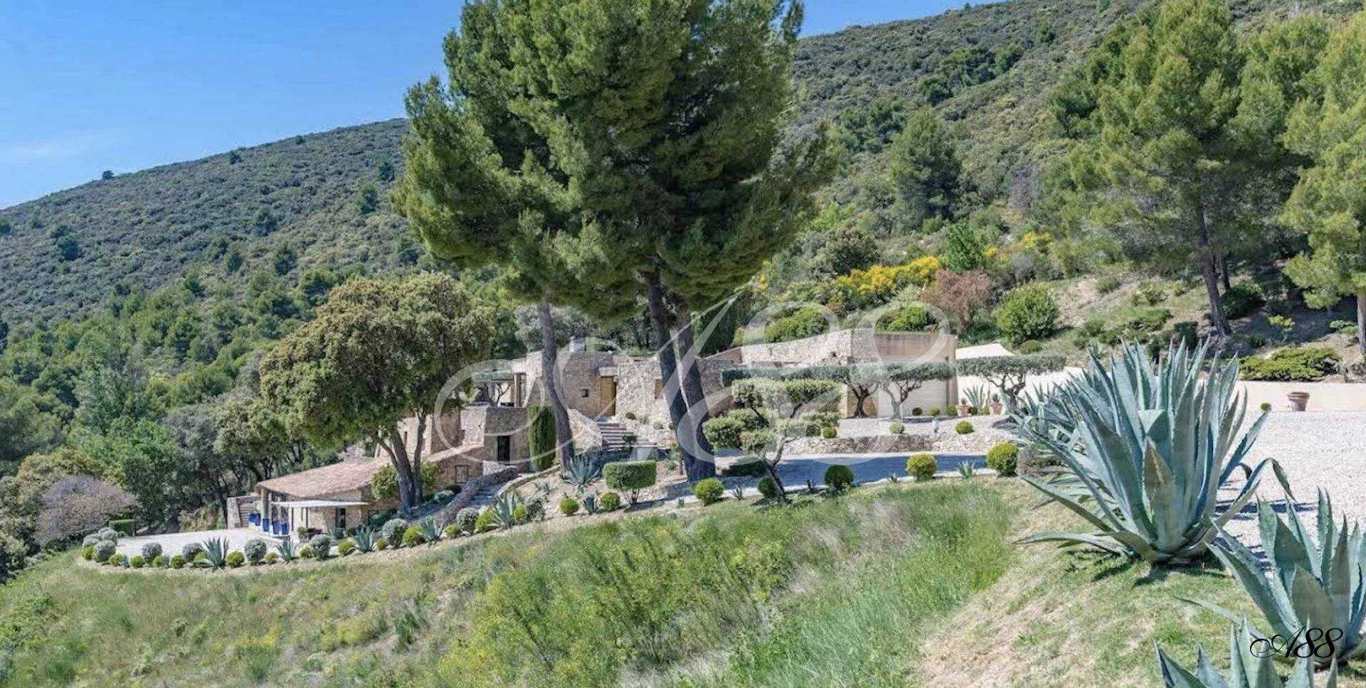 Talo sisään Lourmarin, Provence-Alpes-Cote d'Azur 11308174