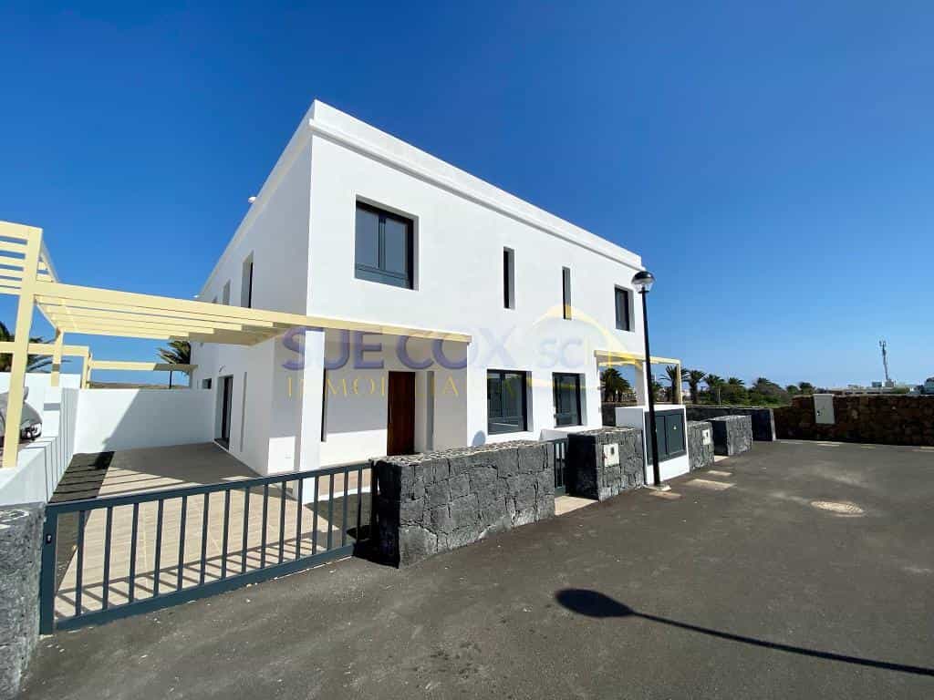 Condominium in Teguise, Canarias 11321337