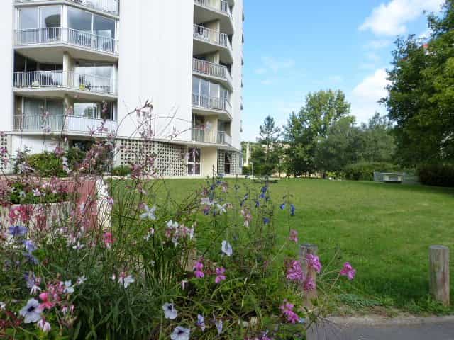 Condominium in Chambray-les-Tours, Centre-Val de Loire 11322752