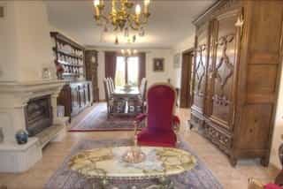 Huis in Joigny, Bourgogne-Franche-Comte 11336800