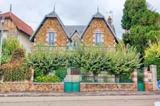 بيت في Sens, Yonne 11336801