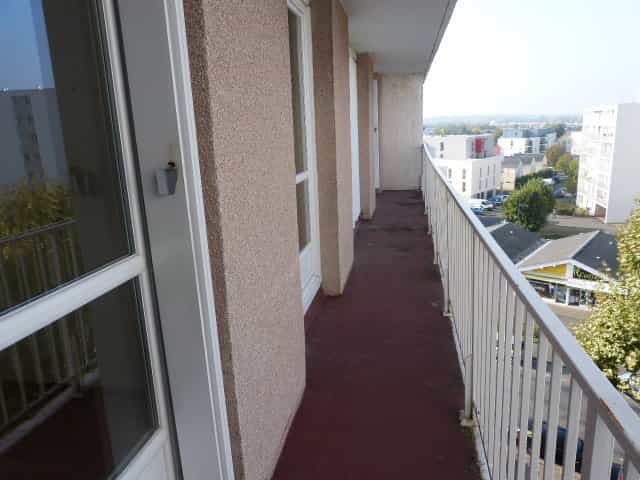 Condominium in La Riche, Centre-Val de Loire 11338020