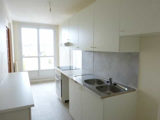 Condominium in La Riche, Centre-Val de Loire 11338020