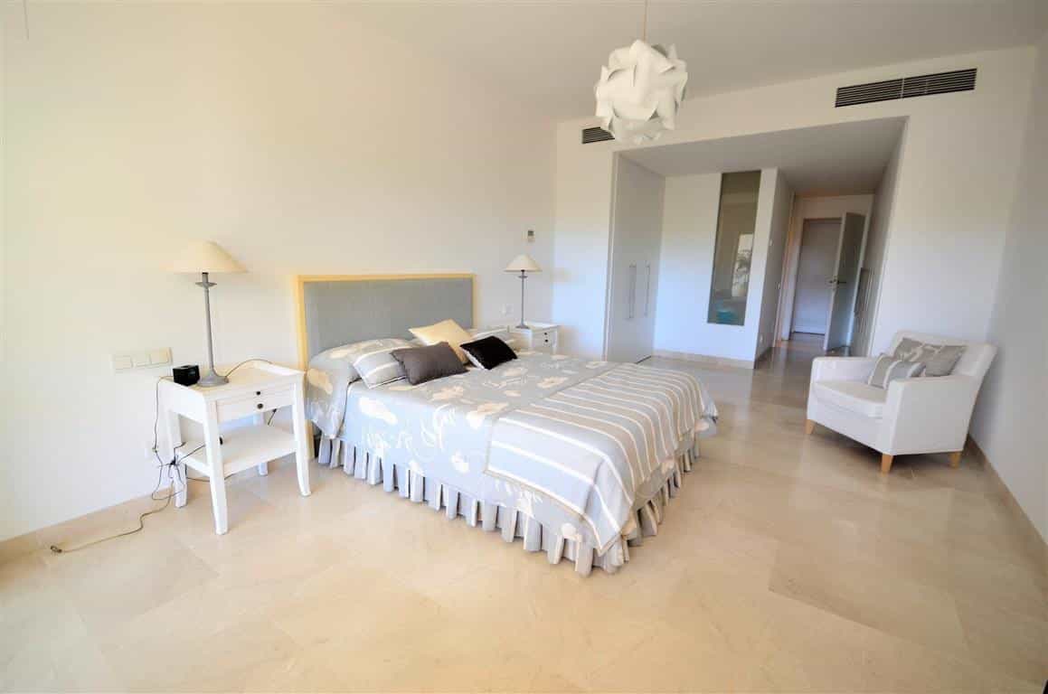 Condominium in San Roque, Andalucía 11345655