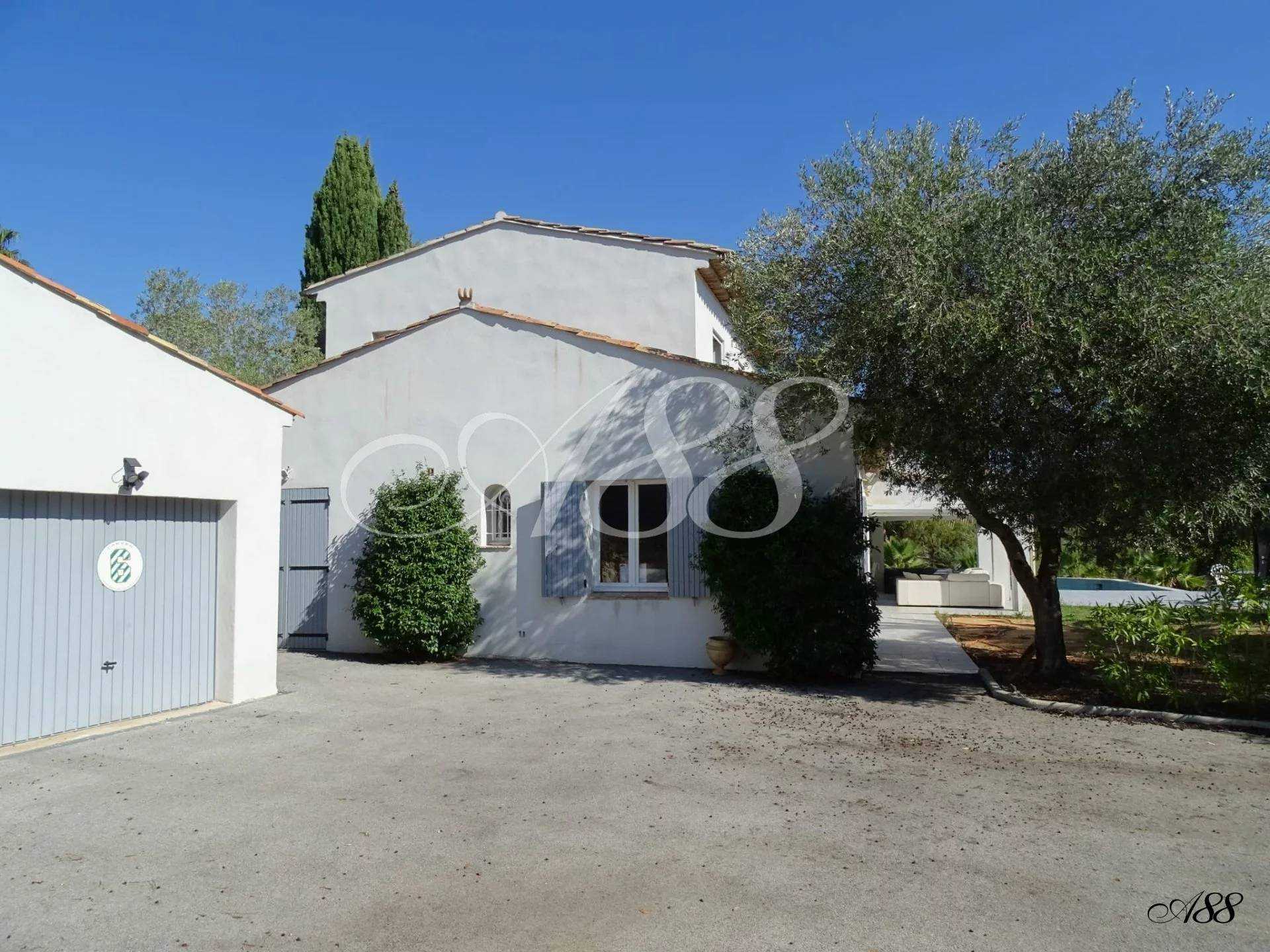 σπίτι σε Grimaud, Provence-Alpes-Côte d'Azur 11370427