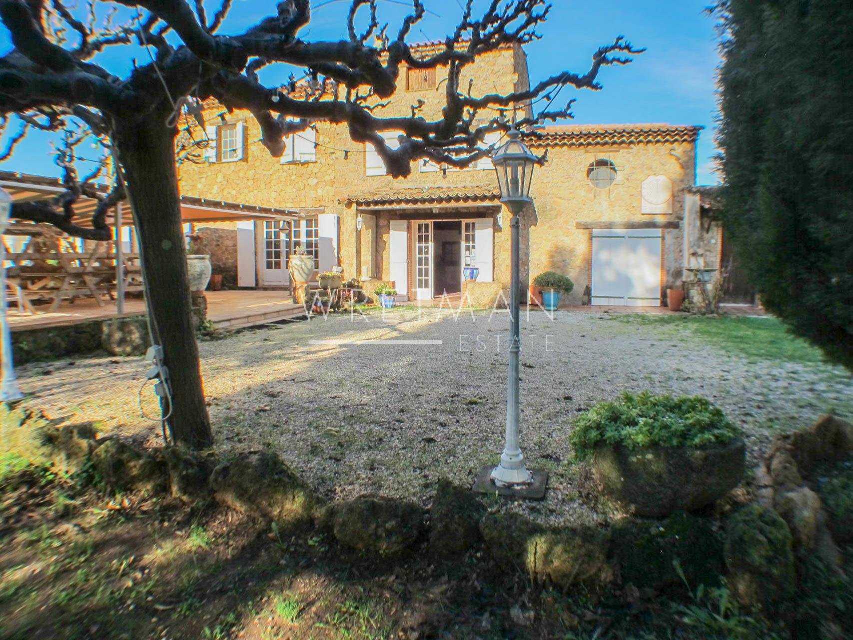 Rumah di La Motte, Provence-Alpes-Cote d'Azur 11371118