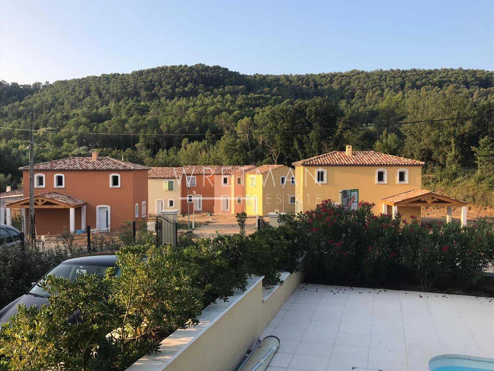Useita taloja sisään Salernes, Provence-Alpes-Cote d'Azur 11371139